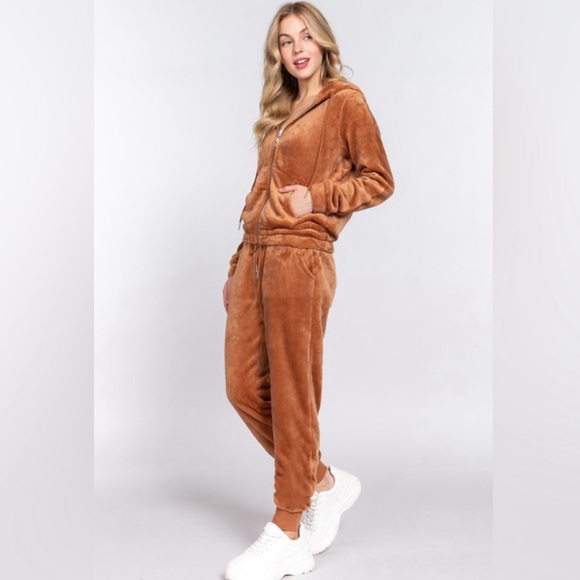 Faux Fur Jogger 2 Piece Hoodie Set NWT in Camel - Picture 2 of 3